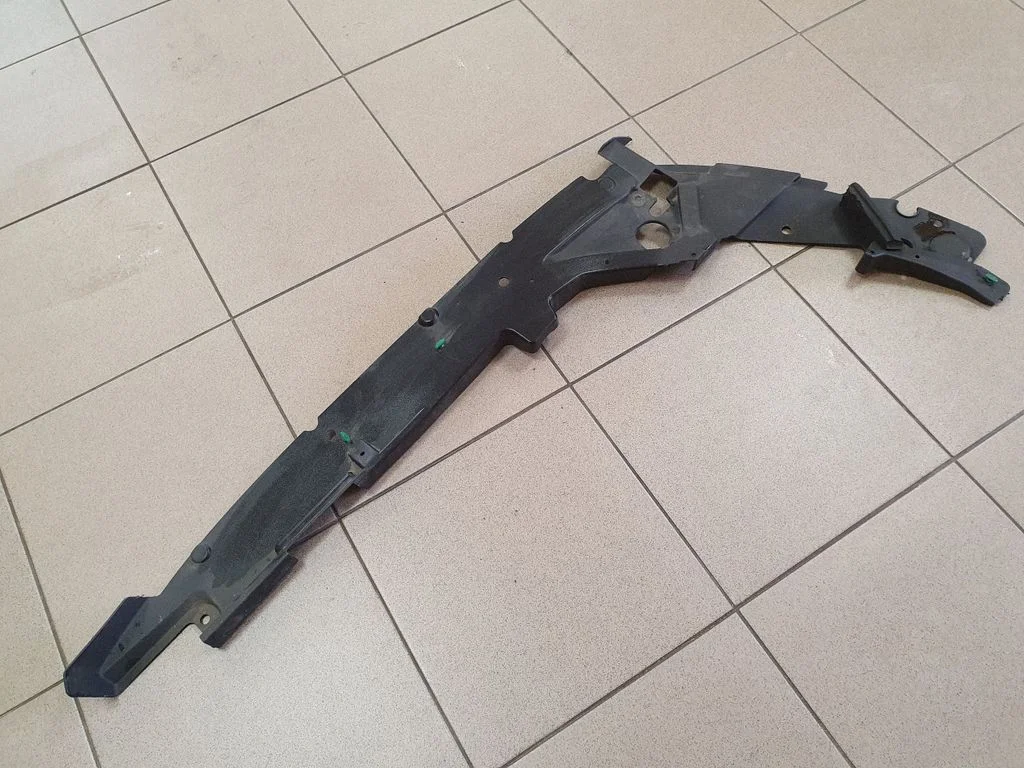 Apdaila variklio dangčio spynos