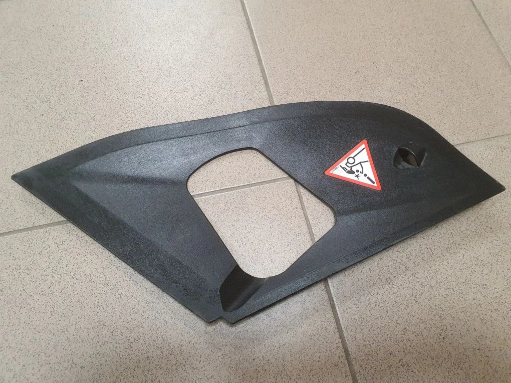 Apdaila variklio dangčio spynos