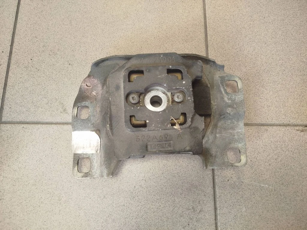 Gearbox mount 322A69A