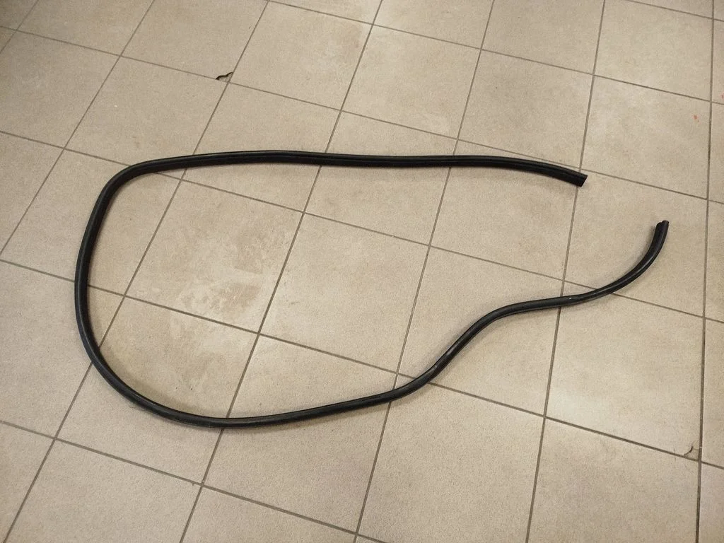 Front door rubber seal – left