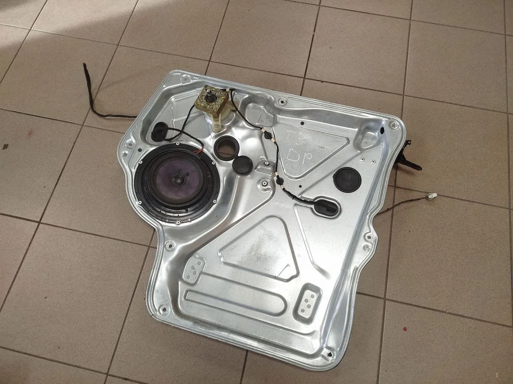 Mechaninis priekinio lango pakėlimo mechanizmas