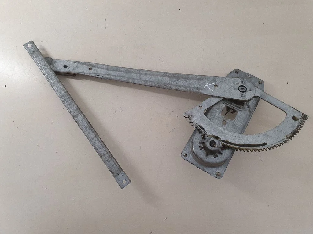 Mechaninis priekinio lango pakėlimo mechanizmas