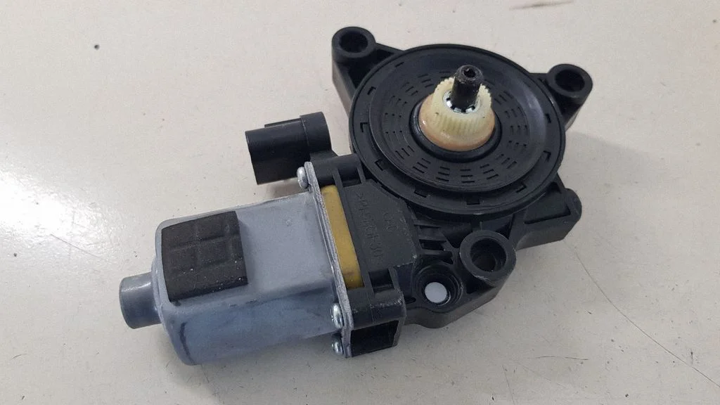 Front door window regulator motor 82450D7000