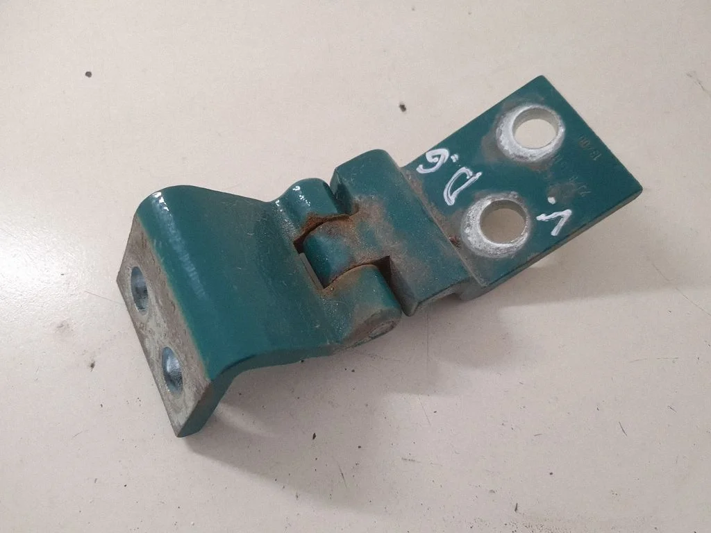 Rear door upper hinge – Volkswagen Transporter - Caravelle T5 (2003-2015)