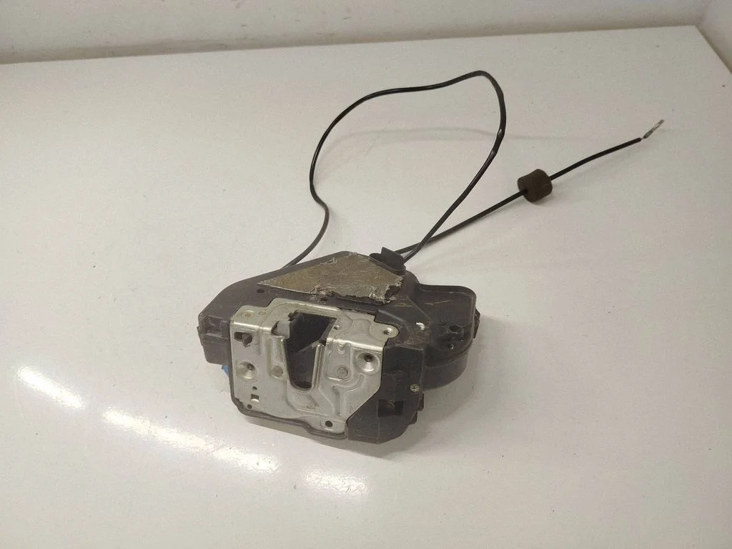 Rear door lock – left