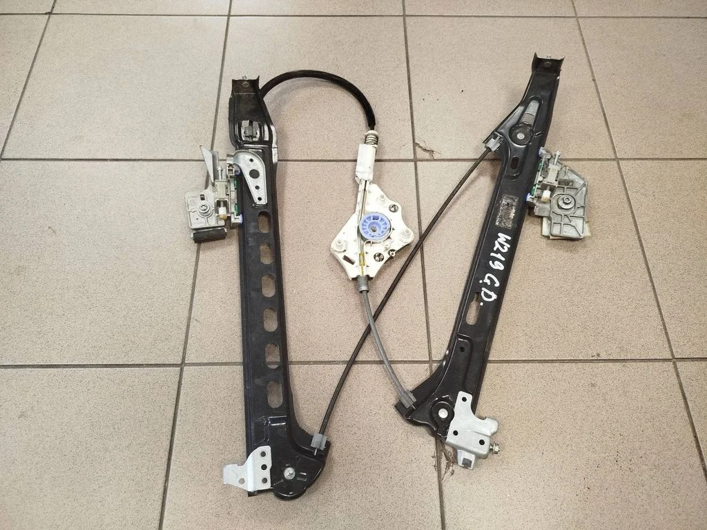 Rear window lifting mechanism without motor – right