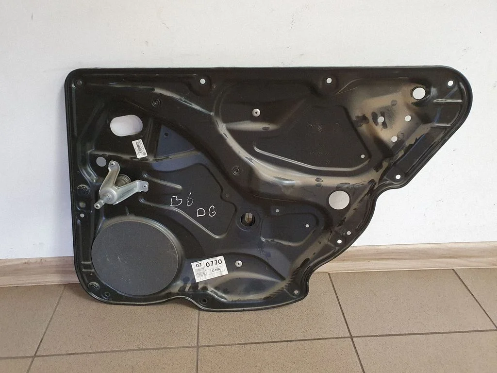 Mechaninis galinio lango pakėlimo mechanizmas