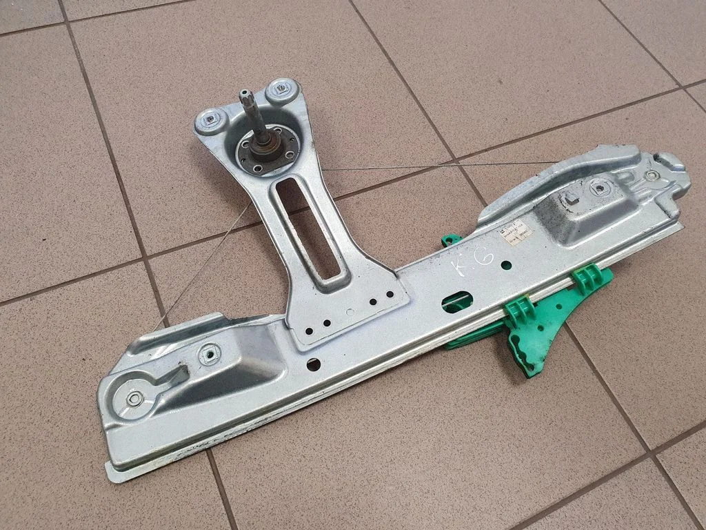 Mechaninis galinio lango pakėlimo mechanizmas