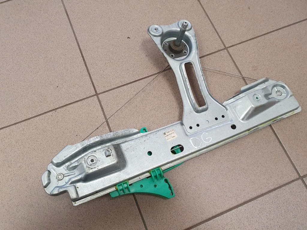 Mechaninis galinio lango pakėlimo mechanizmas