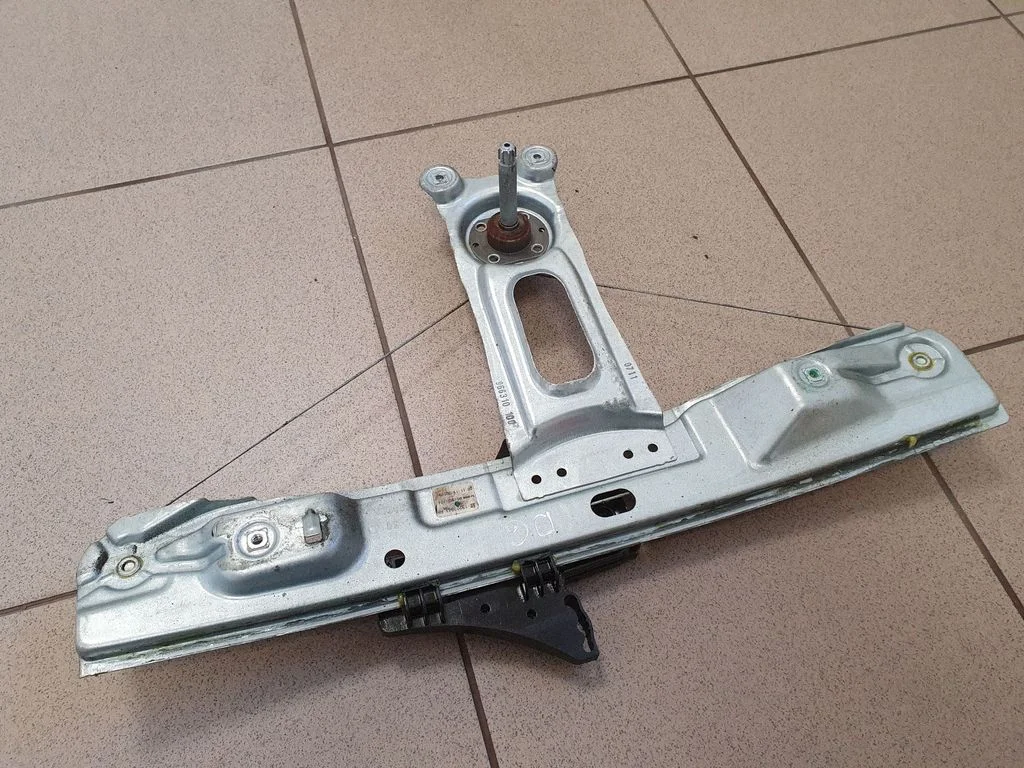 Mechaninis galinio lango pakėlimo mechanizmas