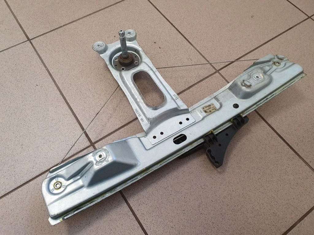 Mechaninis galinio lango pakėlimo mechanizmas
