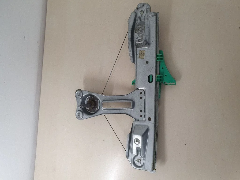 Mechaninis galinio lango pakėlimo mechanizmas