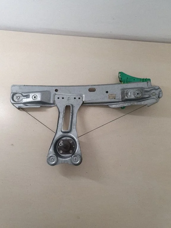 Mechaninis galinio lango pakėlimo mechanizmas