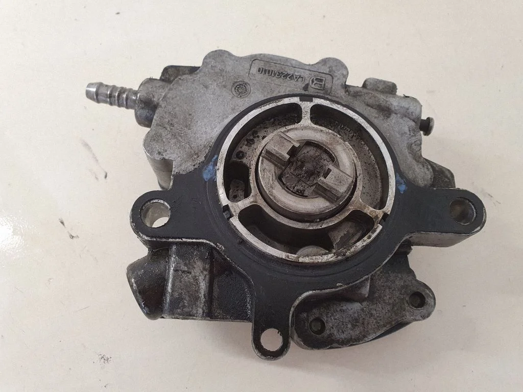 Vacuum pump – Volkswagen Touareg I (2002-2010)