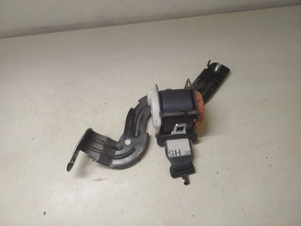 Middle seatbelt (rear) C71412