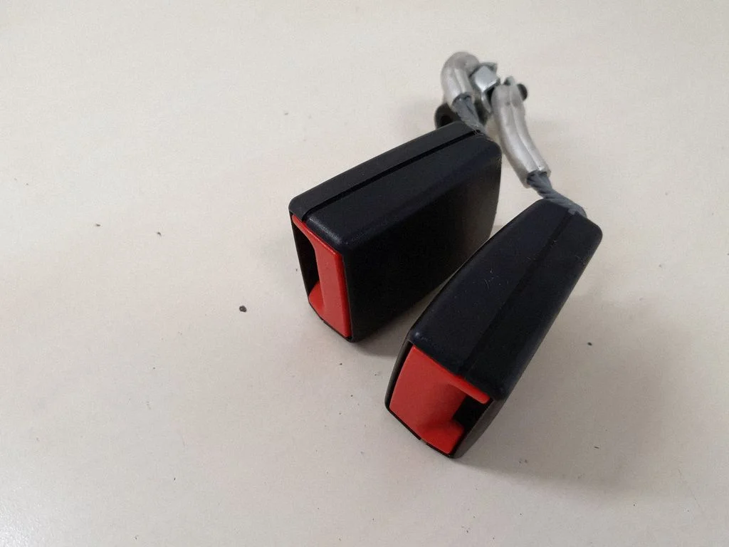 Vidējās drošības jostas sprādze (aizmugurē) 3C0857739B