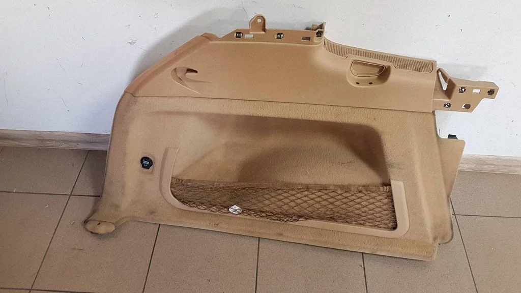 Boczny panel tapicerki bagażnika 7p5867037