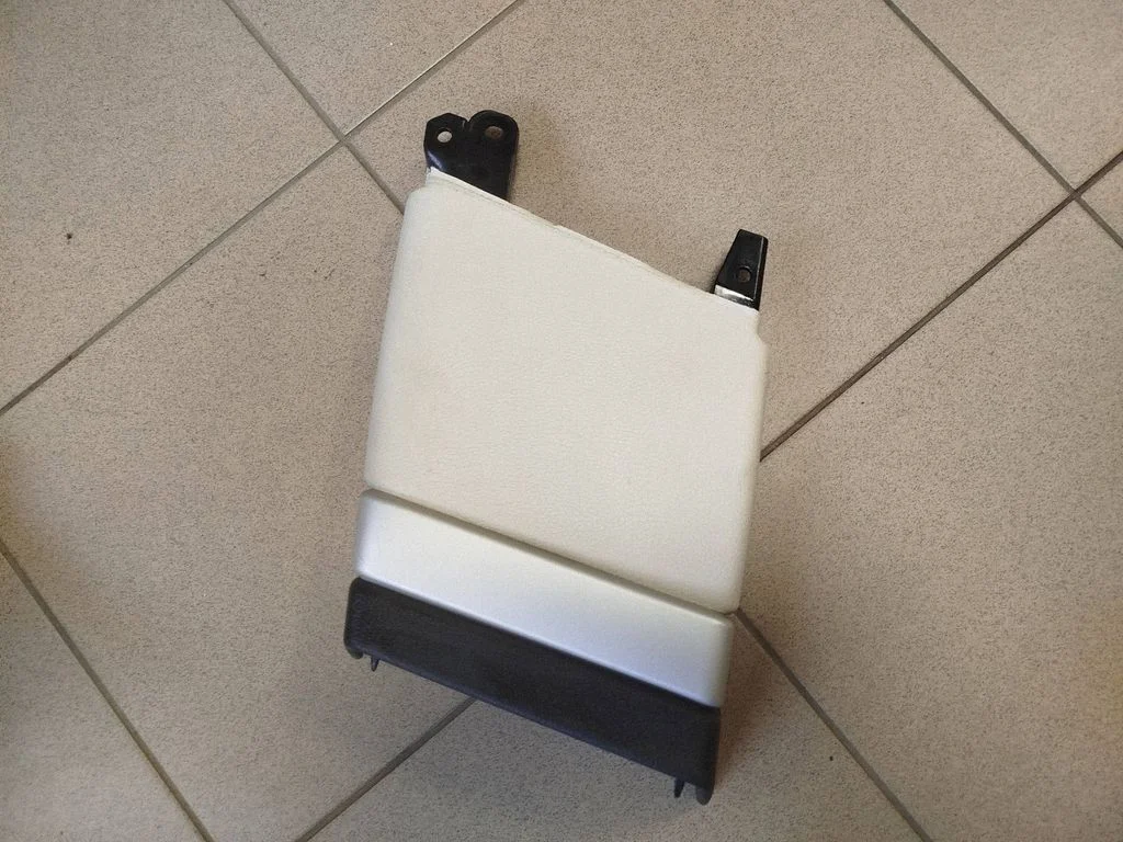 (B) pillar trim (bottom) 1751600