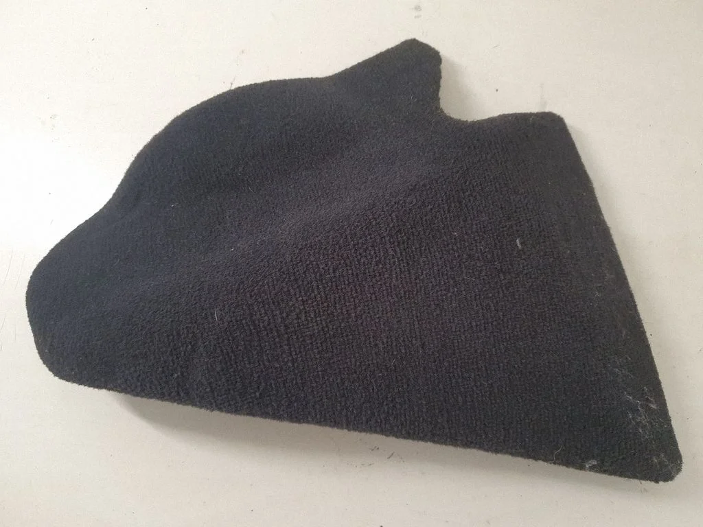 Šoninė apdaila prie galinės sėdynės (apačia)