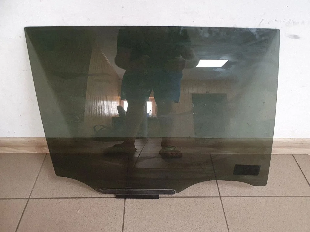Rear door window glass – right