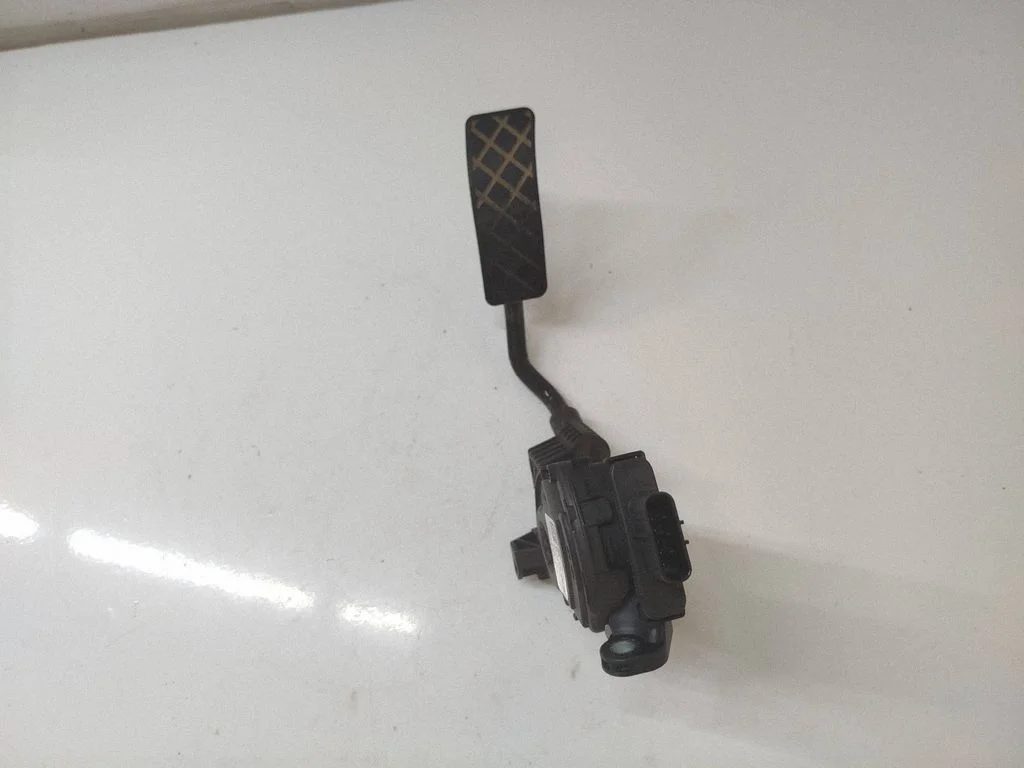 Accelerator throttle pedal 4H2723523B