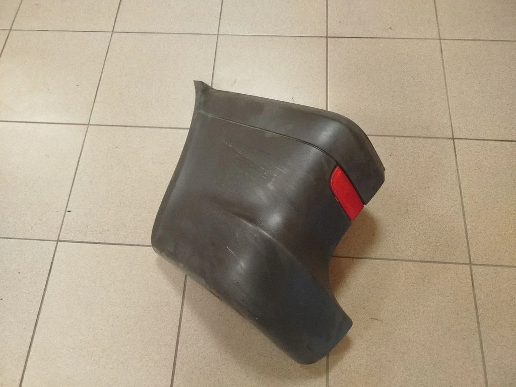 Kampinė galinio bamperio dalis