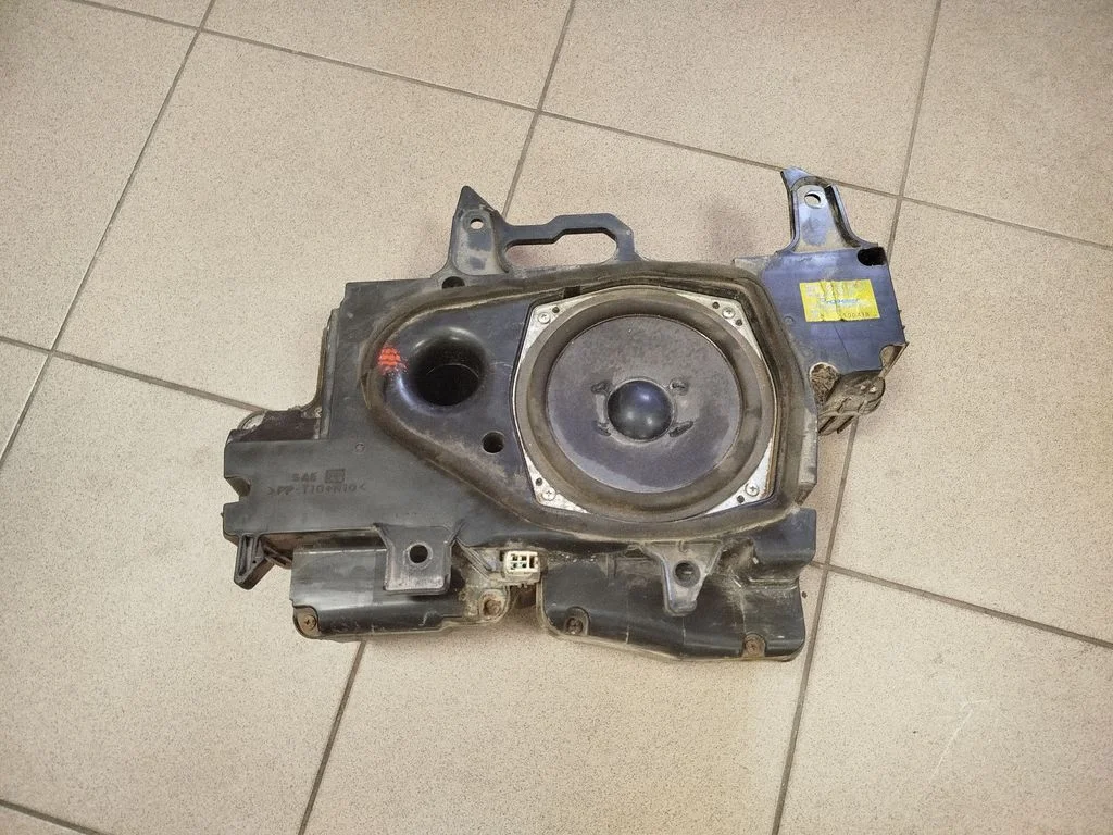 Subwoofer speaker – Toyota Land Cruiser (J120) (2002-2009)