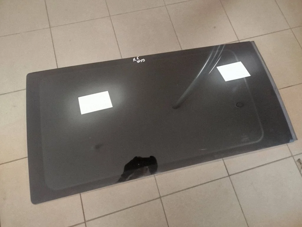 Šoninis stiklas kėbulo viduryje
