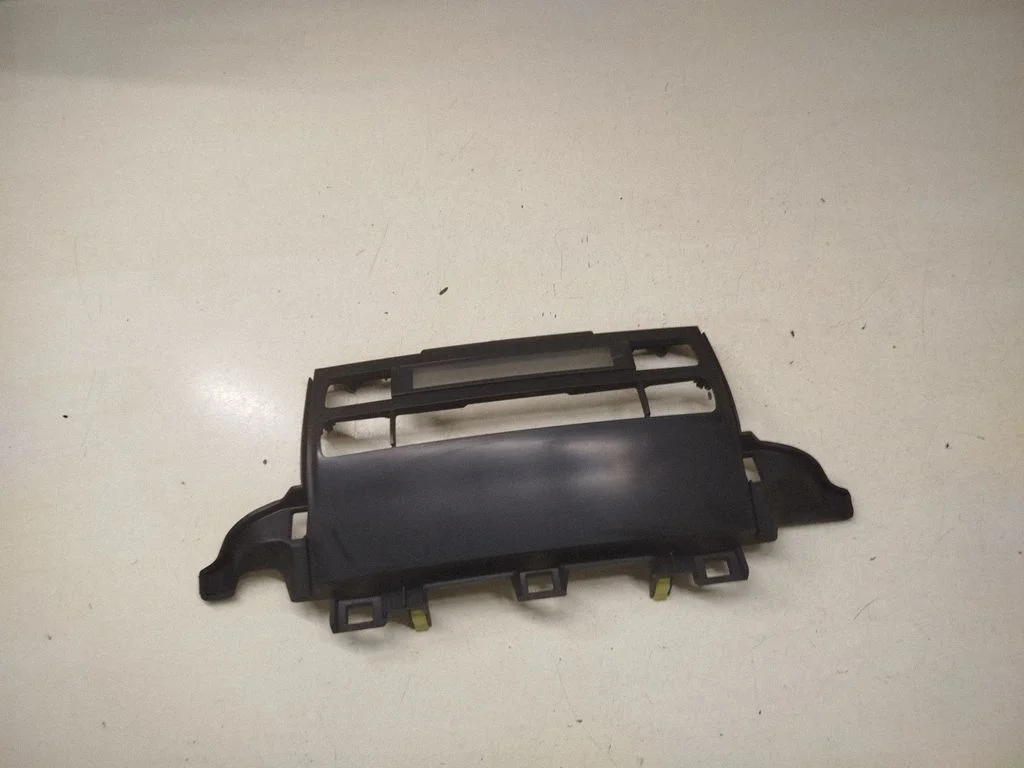 Ramka panelu klimatyzacji/nawiewu – Toyota Land Cruiser (J120) (2002-2009)