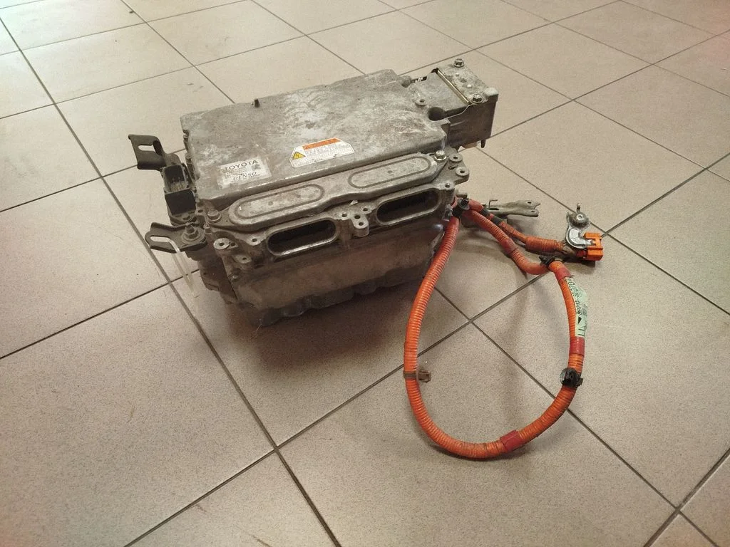 Inverteris (įtampos keitiklis)