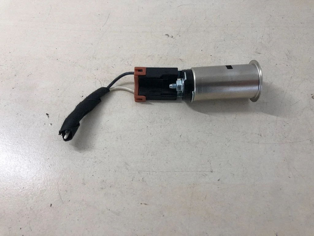 12 V lizdas (priekyje)
