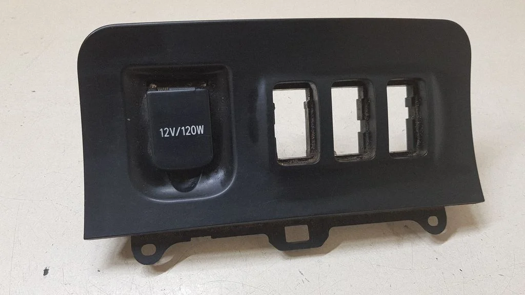 12 V lizdas (priekyje)