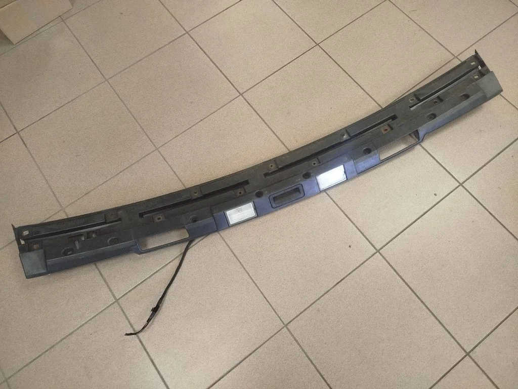 Trunk door license plate light bar