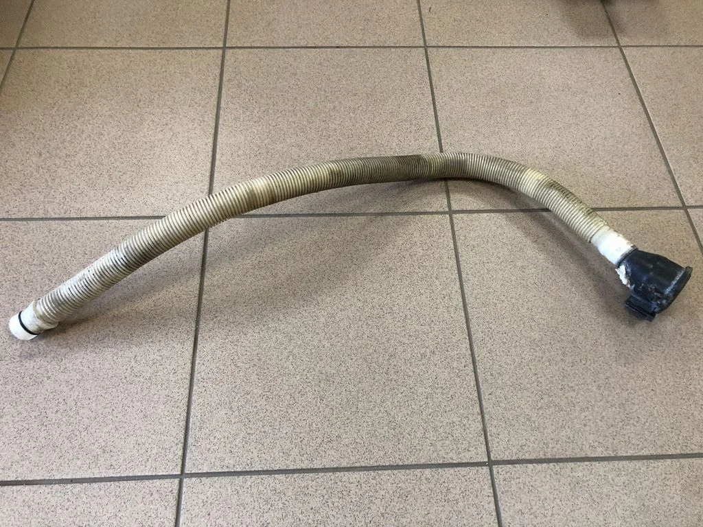 Langų skysčio bakelio užpylimo vamzdelis