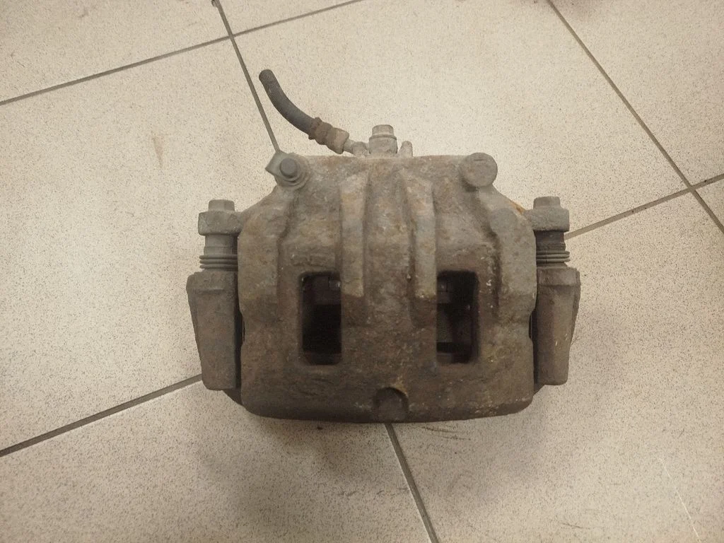 Front brake caliper – left