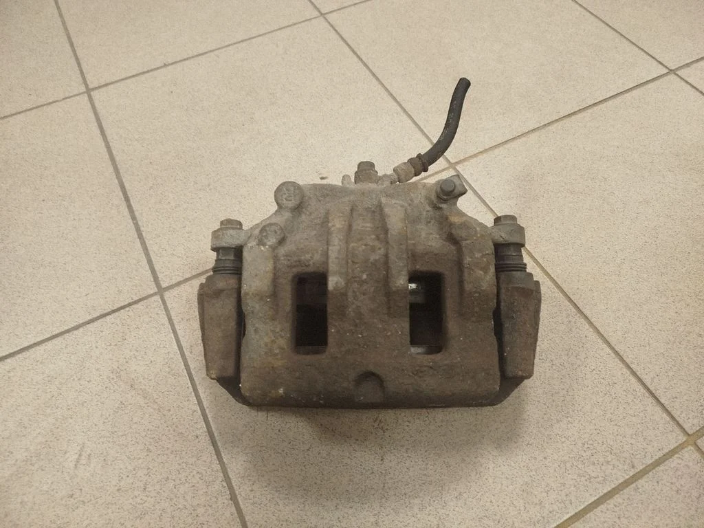 Front brake caliper – right