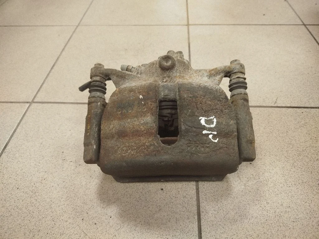 Front brake caliper – right
