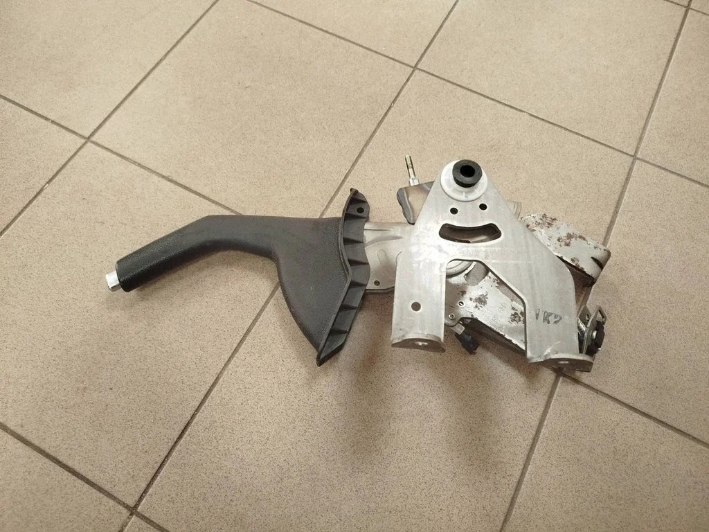 Handbrake/parking brake lever assembly