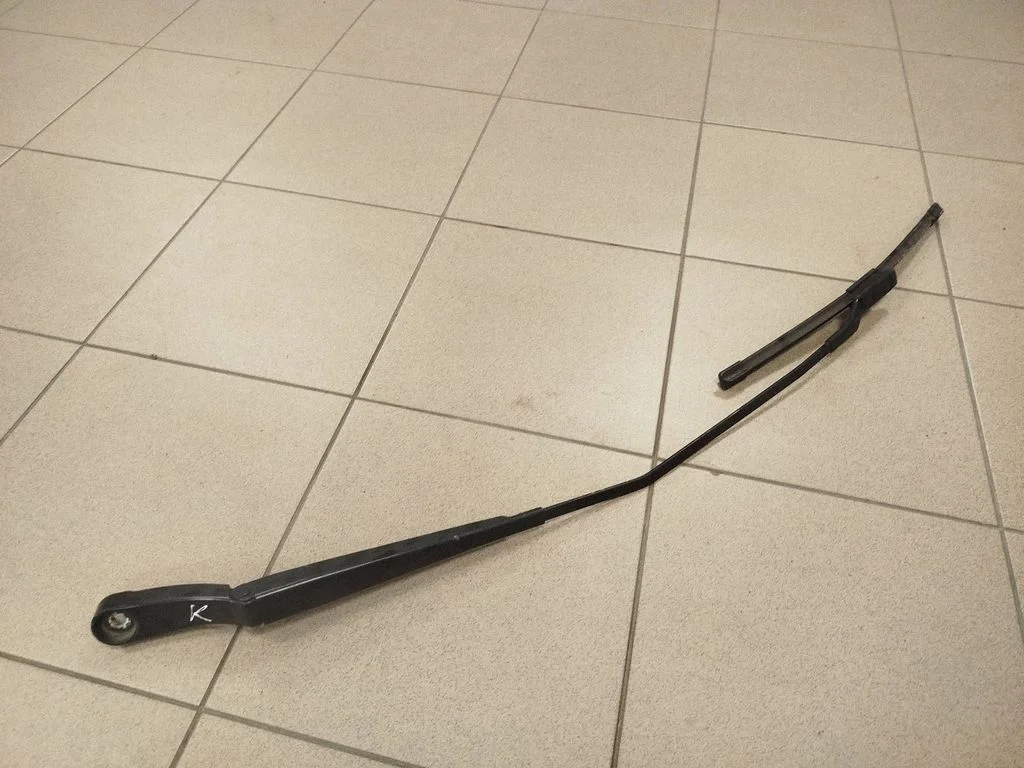 Ramię wycieraczki przedniej yp00061080