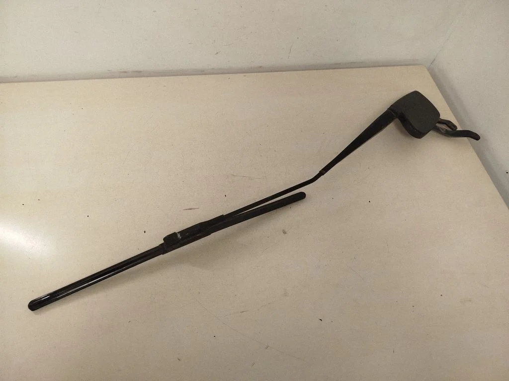 Front wiper blade arm A2518200840