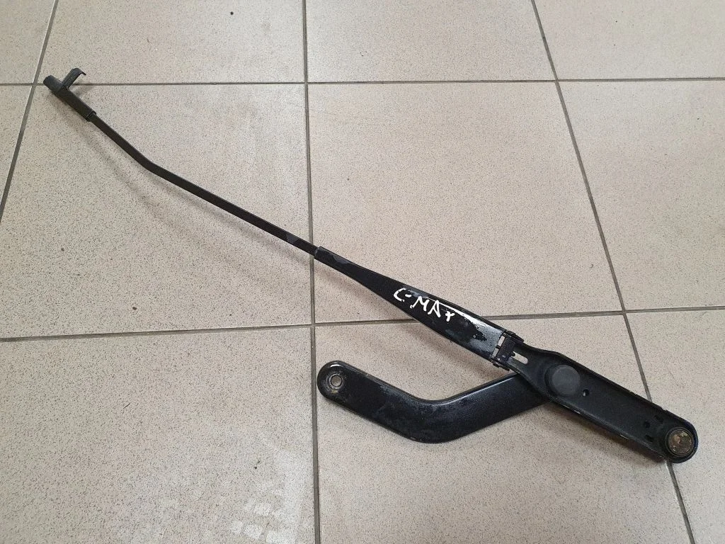 Priekinio stiklo valytuvų kojelė