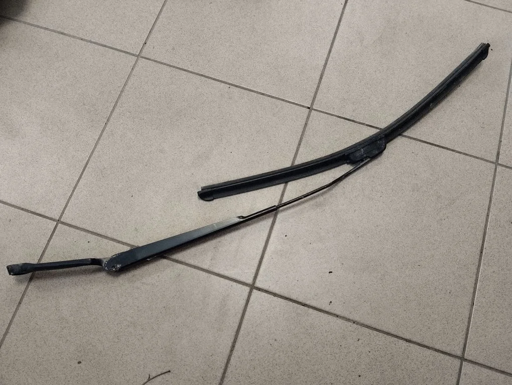 Priekinio stiklo valytuvų kojelė