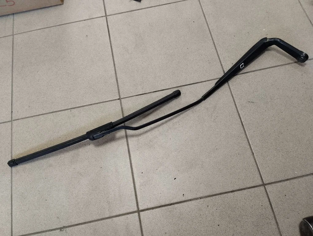 Priekinio stiklo valytuvų kojelė