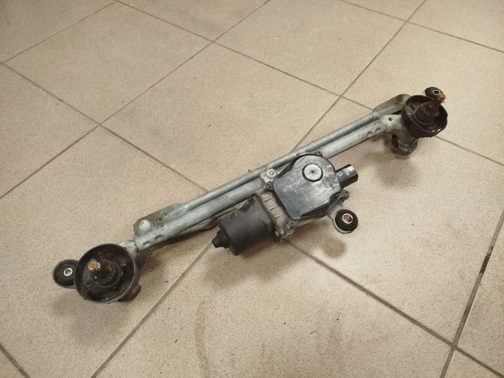 Front wiper linkage and motor – Nissan Qashqai (2010-2014)