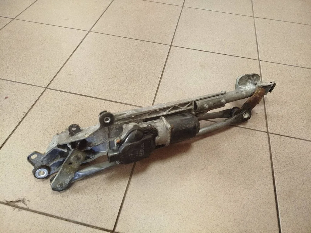 Mechanizm wycieraczek z silniczkiem