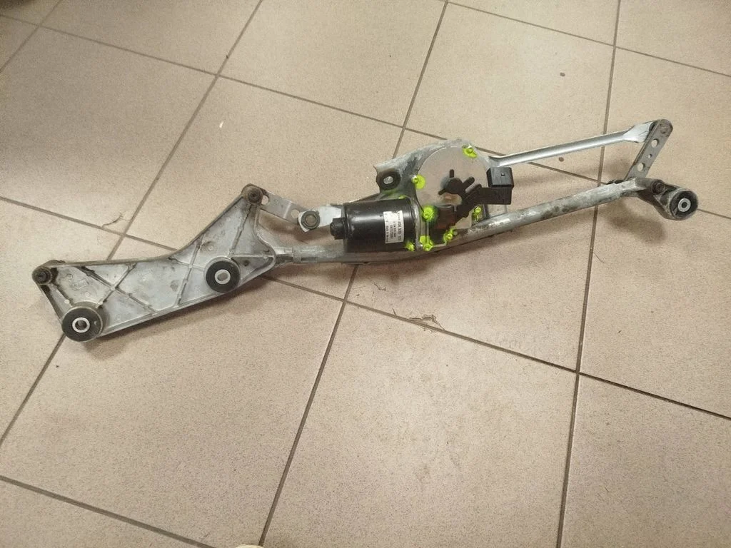 Front wiper linkage and motor – Mercedes-Benz GL-Class X164 (2006-2012)
