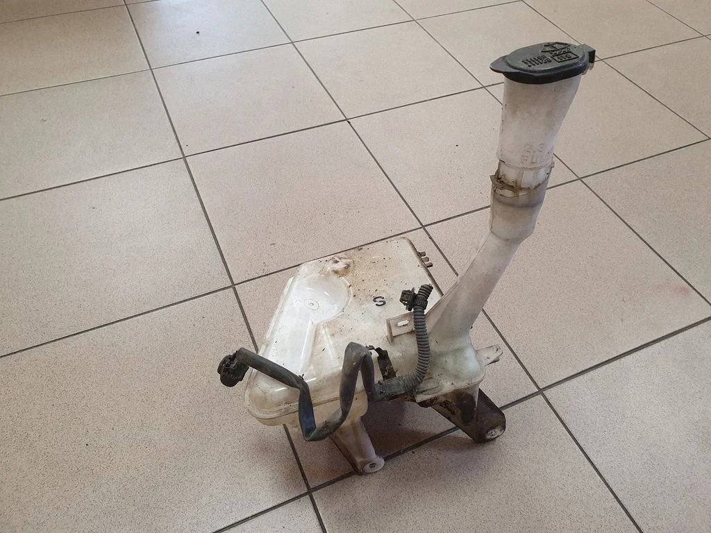 Logu mazgāšanas šķidruma tvertne 060851316