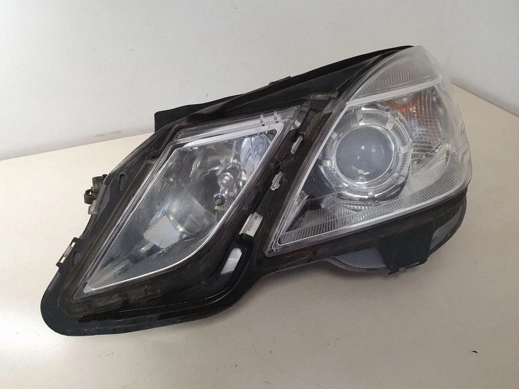Headlight/headlamp – left