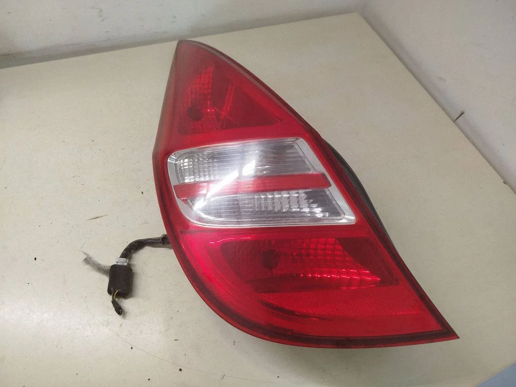 Lampa tylna w błotniku 924012L0