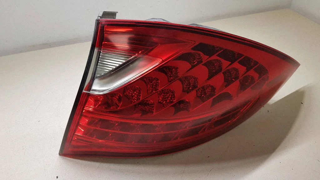 Lampa tylna w błotniku 7p5945096f